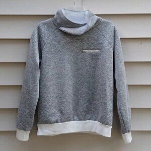 Stylish woman gray, warm sweatshort top. Size M Fur inside Lightweght Comfy Cozy